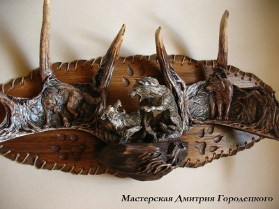 'Wolf Fight' by Dmitry Gorodetsky (carved and stained moose antler and wood)